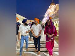 
      
      Aamir Khan seeks blessings at Golden Temple
      
      