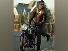 
      
      Vicky Kaushal shakes a leg to Harrdy Sandhu's 'Bijlee Bijlee'
      
      
