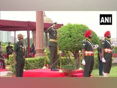 
      
      Maldivian Defence Force Chief receives Guard of Honour
      
      