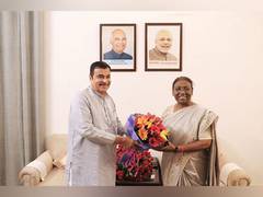 
      
      Nitin Gadkari calls on President-elect Droupadi Murmu
      
      