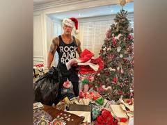 
      
      'Dwanta Claus cleans up the trash' post-Christmas celebrations
      
      