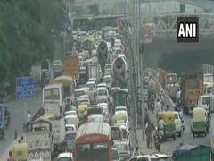 
      
      Slow traffic movement in Anand Vihar due to farmers protest...
      
      