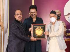 
      
      Dr Vivek Lolage receives Trendsetter 2022 award from Hon....
      
      