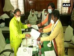 
      
      Two BJP MPs elected to West Bengal Assembly resign from MLA post
      
      