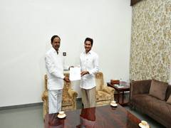 
      
      KCR meets Jagan, invites him for Kaleshwaram Project inauguration
      
      