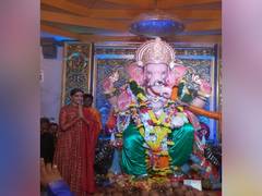 
      
      Sonam Kapoor offers prayers at Andheri cha Raja
      
      