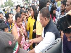 
      
      Odisha: Congress stages protest against soaring onion price
      
      