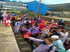 
      
      Maharashtra: Bus delayed, commuters block railway track 
      
      