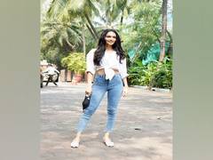 
      
      Manushi Chhillar spotted at YRF studio for 'Prithviraj'...
      
      