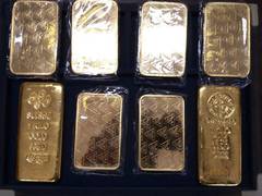 
      
      Three held for smuggling 5 kg gold worth Rs 2.44 Crores in Indore
      
      
