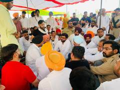 
      
      JJP leaders meet Sidhu Moose Wala's family in Mansa 
      
      