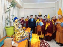 
    Mongolian citizens bid tearful farewell to Kapilavastu relics
    