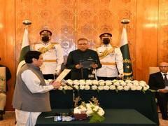 
      
      Pakistan: President Arif Alvi administers oath to Pervez Elahi
      
      