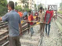 
      
      Train services affected in Maharashtra's Mulund
      
      
