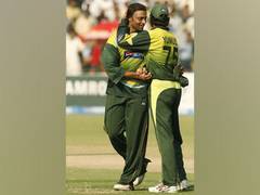 
      
      Younus Khan backs Shoaib Akhtar for speaking "bitter truth"...
      
      