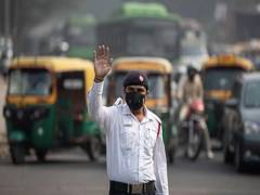 
      Delhi: Air quality improves to 'moderate'
      