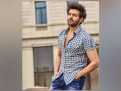 
      
      Kartik Aaryan receives warm welcome on sets of 'Pati Patni...
      
      