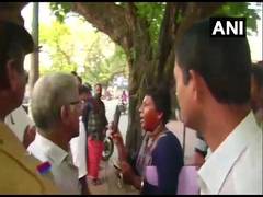 
      
      Man sprays chilli and pepper on woman on way to Sabarimala shrine
      
      