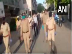 
      
      Ahmedabad residents shower flowers on cops, express gratitude
      
      