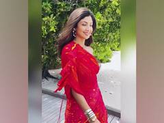
      
      Shilpa Shetty takes a stroll down the beach over weekend
      
      