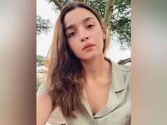 
      
      Alia Bhatt shares glimpse of 'Takht' session
      
      