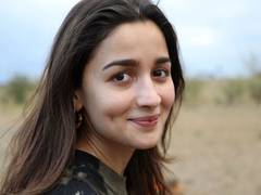 
      
      Ranbir Kapoor turns photographer for girlfriend Alia Bhatt
      
      