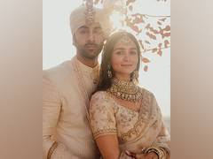 
      
      Alia Bhatt reacts to Ranbir Kapoor's look in Shamshera
      
      