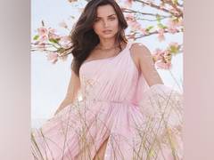 
      
      Ana De Armas replaces Scarlett Johansson in Chris Evans...
      
      