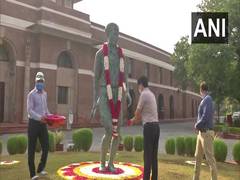 
      
      Kiren Rijiju pays floral tribute to Major Dhyan Chand on his...
      
      
