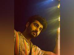 
      
      Malaika Arora turns photographer for Arjun Kapoor
      
      