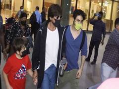 
      
      Fan tries to hold Shah Rukh Khan's hand, son Aryan protects him
      
      