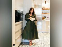
      
      Ashley Graham snaps back at fan for criticizing her pregnancy
      
      