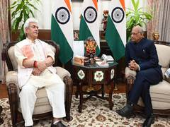 
      
      Ranchi: J-K LG Manoj Sinha meets Jharkhand Governor Ramesh Bais
      
      