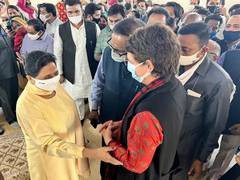 
      
      Priyanka Gandhi meets Mayawati, extends condolences to BSP...
      
      