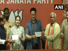 
      
      Wrestler Babita Phogat, father Mahavir join BJP
      
      