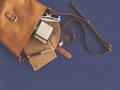 
    Want to call an Uber? This handbag can do it for you!
    