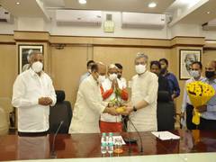 
      
      Karnataka CM discusses ongoing projects with Railway minister...
      
      