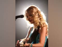
      
      Taylor Swift passionately performs 'All Too Well' on 'SNL'
      
      