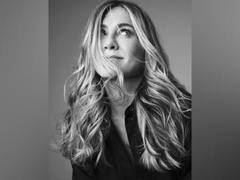 
      
      Jennifer Aniston oozes oomph in golden glittery pants, thanks...
      
      