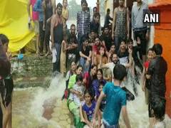 
      
      MP: People celebrates as Tapti river overflows in Betul
      
      