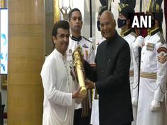 
      
      Sonu Nigam receives Padma Shri
      
      