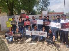 
      
      'Bunch of Fools' on mission to clean up Raipur; paints walls...
      
      