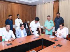 
      
      Uttarakhand CM met migrant residents of state
      
      