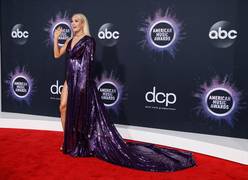 
      
      2019 AMAs: Carrie Underwood turns eyeballs in sizzling purple...
      
      