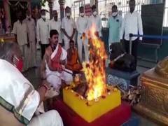 
      
      Cong leader Hanumantha Rao conducts 'Chandi Yagam' for well...
      
      