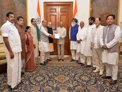 
      
      NDA delegation meets President Kovind, stakes claim to form govt
      
      