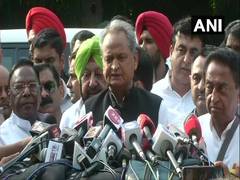 
      
      Congress CMs meet Rahul, urge him to lead party
      
      