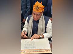 
      
      Rajnath Singh offers prayers at Golden Temple in Amritsar
      
      