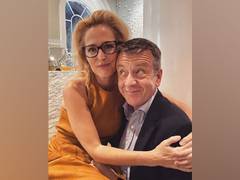 
      
      Gillian Anderson thanks her ex Peter Morgan while accepting...
      
      