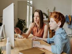 
    Study reveals how human brain gets to know when to pay attention
    